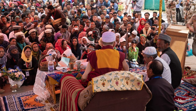 Su Santidad el Dalái Lama se dirige a los miembros de la comunidad musulmana en el Diskit Jama Masjid en Diskit, valle del Nubra, J&K, India, el 13 de julio de 2018. Foto de Tenzin Choejor