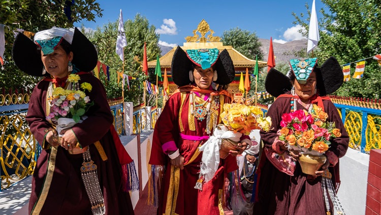 Mujeres locales vestidas con trajes tradicionales de Ladakh esperando la llegada de Su Santidad el Dalái Lama al Monasterio Samstanling en Sumur, Ladakh, J&K, India, el 14 de julio de 2018. Foto de Tenzin Choejor