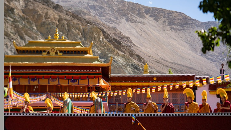 Monjes tocando instrumentos tradicionales dan la bienvenida a Su Santidad el Dalái Lama al Monasterio Samstanling en Sumur, Ladakh, J&K, India el 14 de julio de 2018. Foto de Tenzin Choejor