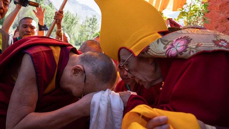Gaden Trisur Rizong Rinpoche saludando a Su Santidad el Dalái Lama a su llegada al Monasterio Samstanling en Sumur, Ladakh, J&K, India el 14 de julio de 2018. Foto de Tenzin Choejor