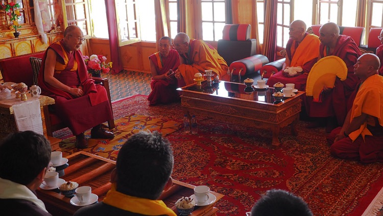 Su Santidad el Dalái Lama hablando con Gaden Trisur Rizong Rinpoche, monjes de alto rango y dignatarios especiales durante una ceremonia de bienvenida a su llegada al Monasterio Samstanling en Sumur, Ladakh, J&K, India el 14 de julio de 2018. Foto de Jeremy Russell