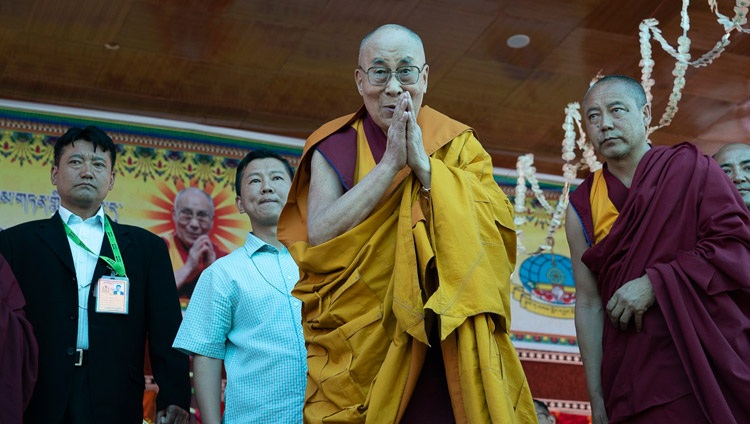 Su Santidad el Dalái Lama saluda a la audiencia cuando llega al escenario del Monasterio Samstanling en Sumur, Valle de Nubra, Ladakh, J&K, India el 16 de julio de 2018. Foto de Tenzin Choejor