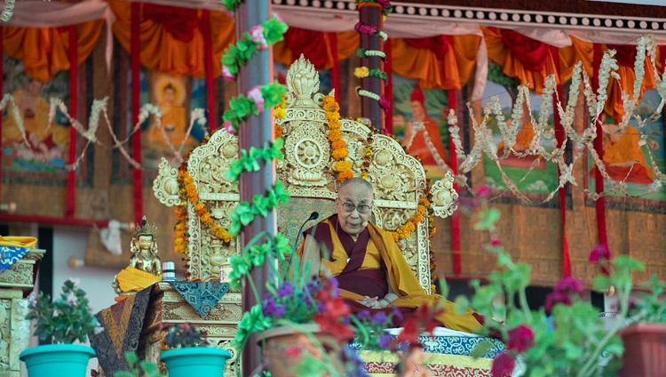 Su Santidad el Dalái Lama dirigiéndose a la audiencia al comienzo de sus enseñanzas en el Monasterio Samstanling en Sumur, Valle de Nubra, Ladakh, J&K, India el 16 de julio de 2018. Foto de Tenzin Choejor