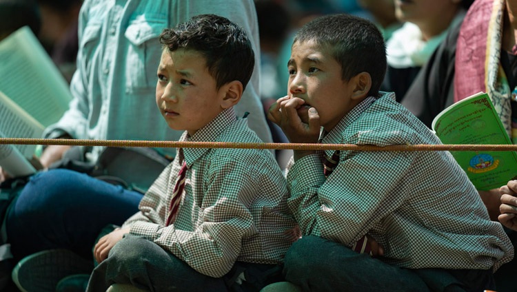 Jóvenes estudiantes escuchando a Su Santidad el Dalái Lama durante su enseñanza en el Monasterio Samstanling en Sumur, Nubra Valley, Ladakh, J&K, India el 16 de julio de 2018. Foto de Tenzin Choejor