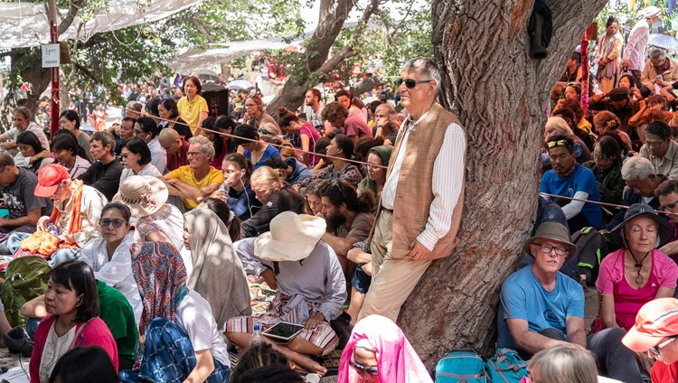 Visitantes de todo el mundo asisten a la enseñanza de Su Santidad el Dalái Lama en el Monasterio Samstanling en Sumur, Valle de Nubra, Ladakh, J&K, India el 16 de julio de 2018. Foto de Tenzin Choejor