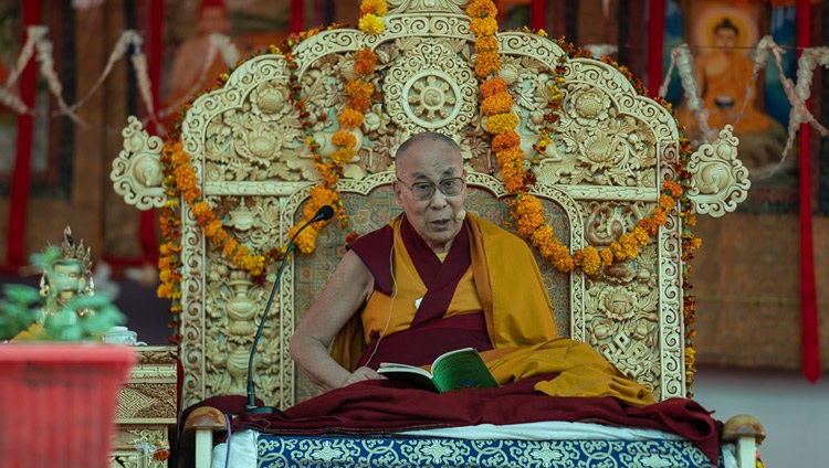Su Santidad el Dalái Lama explicando los «Principales Aspectos del Camino» de Je Tsongkhapa durante su enseñanza en el Monasterio Samstanling en Sumur, Nubra Valley, Ladakh, J&K, India el 16 de julio de 2018. Foto de Tenzin Choejor