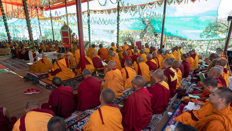 Una vista desde el fondo del escenario durante la enseñanza de Su Santidad el Dalái Lama en el Monasterio Samstanling en Sumur, Nubra Valley, Ladakh, J&K, India el 16 de julio de 2018. Foto de Tenzin Choejor