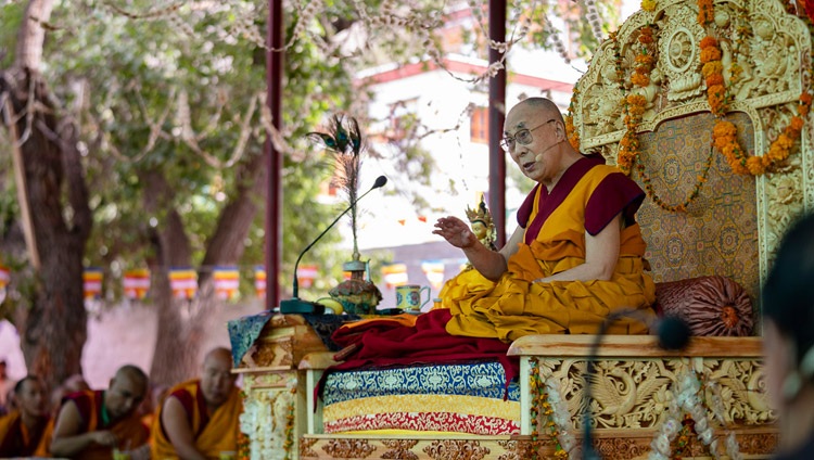 Su Santidad el Dalái Lama dirigiéndose a la congregación en el monasterio de Samstanling, en Sumur, Ladakh, J&K, India, el 17 de julio de 2018. Foto de Tenzin Choejor