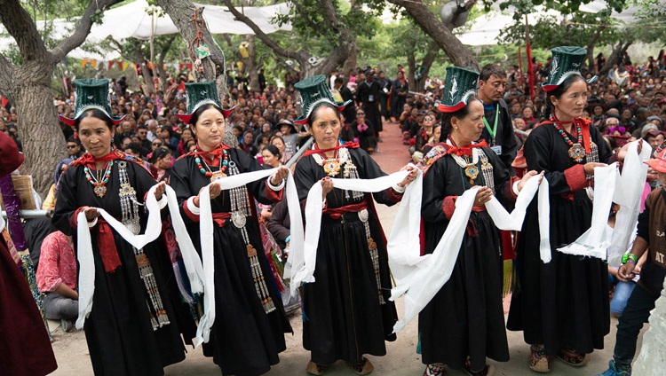 Mujeres de la localidad vestidas con trajes tradicionales actuando durante la Ofrenda de Larga Vida en el Monasterio de Samstanling en Sumur, Ladakh, J&K, India el 17 de julio de 2018. Foto de Tenzin Choejor