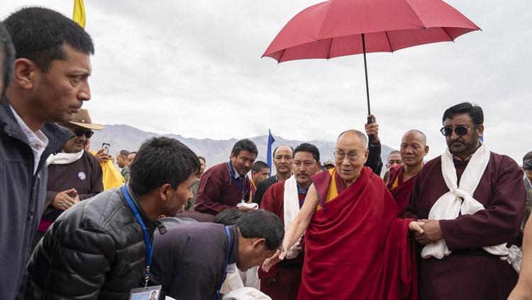 Su Santidad el Dalái Lama siendo escoltado a su caravana a su llegada al helipuerto de Padum, Zanskar, J&K, India, el 21 de julio de 2018. Foto de Tenzin Choejor