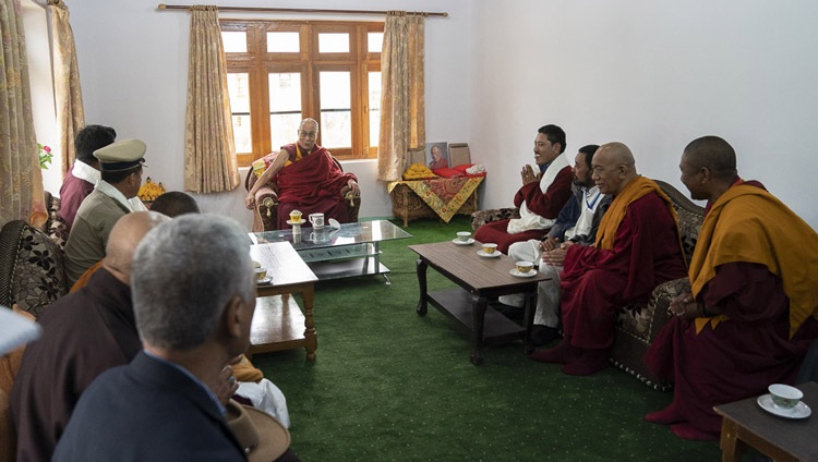Su Santidad el Dalái Lama hablando con representantes locales en su residencia de Padum, Zanskar, J&K, India, el 21 de julio de 2018. Foto de Tenzin Choejor