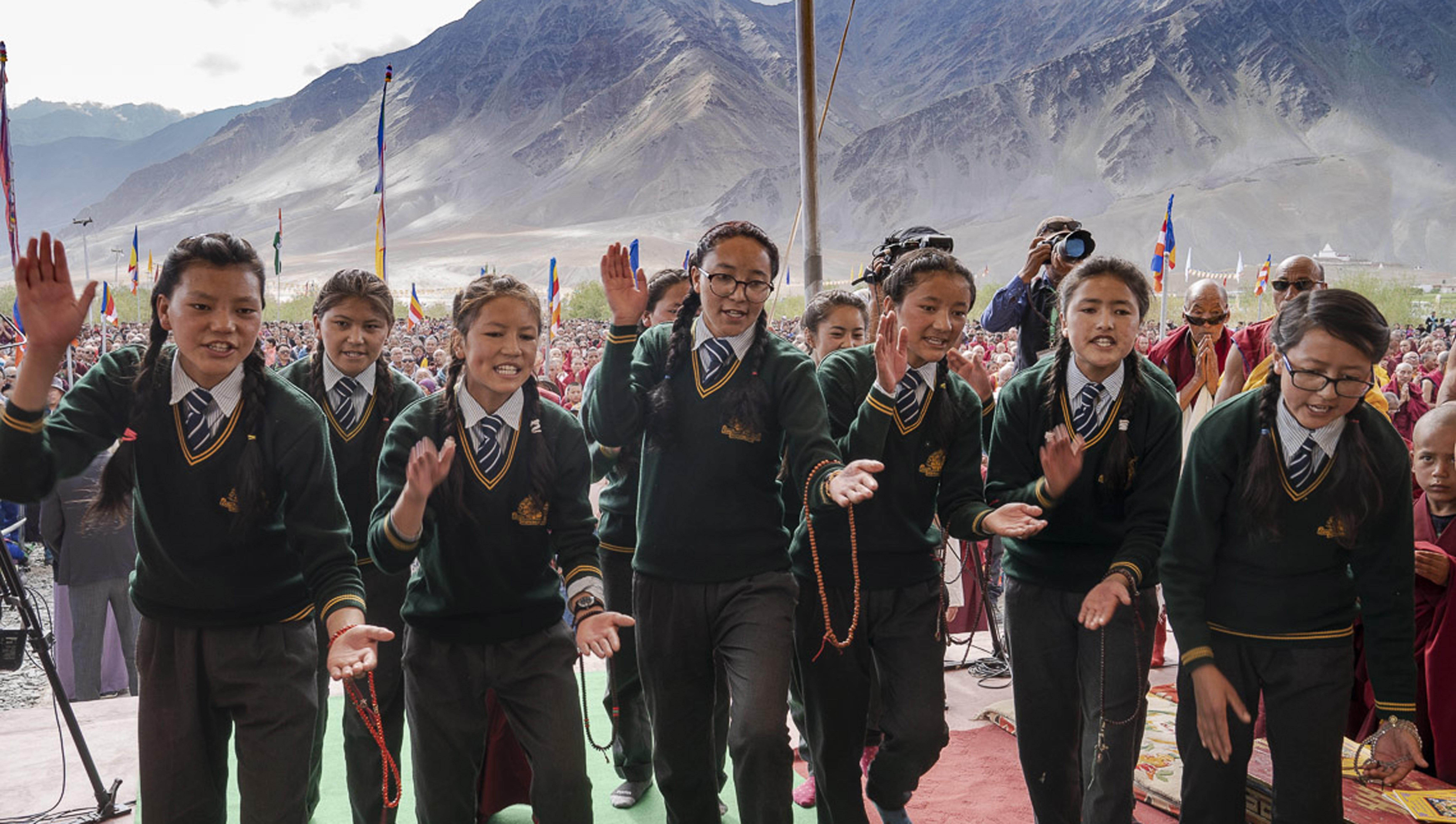  Alumnas de la escuela filial de la CBAC demuestran un debate filosófico mientras Su Santidad el Dalái Lama llega al lugar de enseñanza en Padum, Zanskar, J&K, India, el 22 de julio de 2018. Foto de Tenzin Choejor