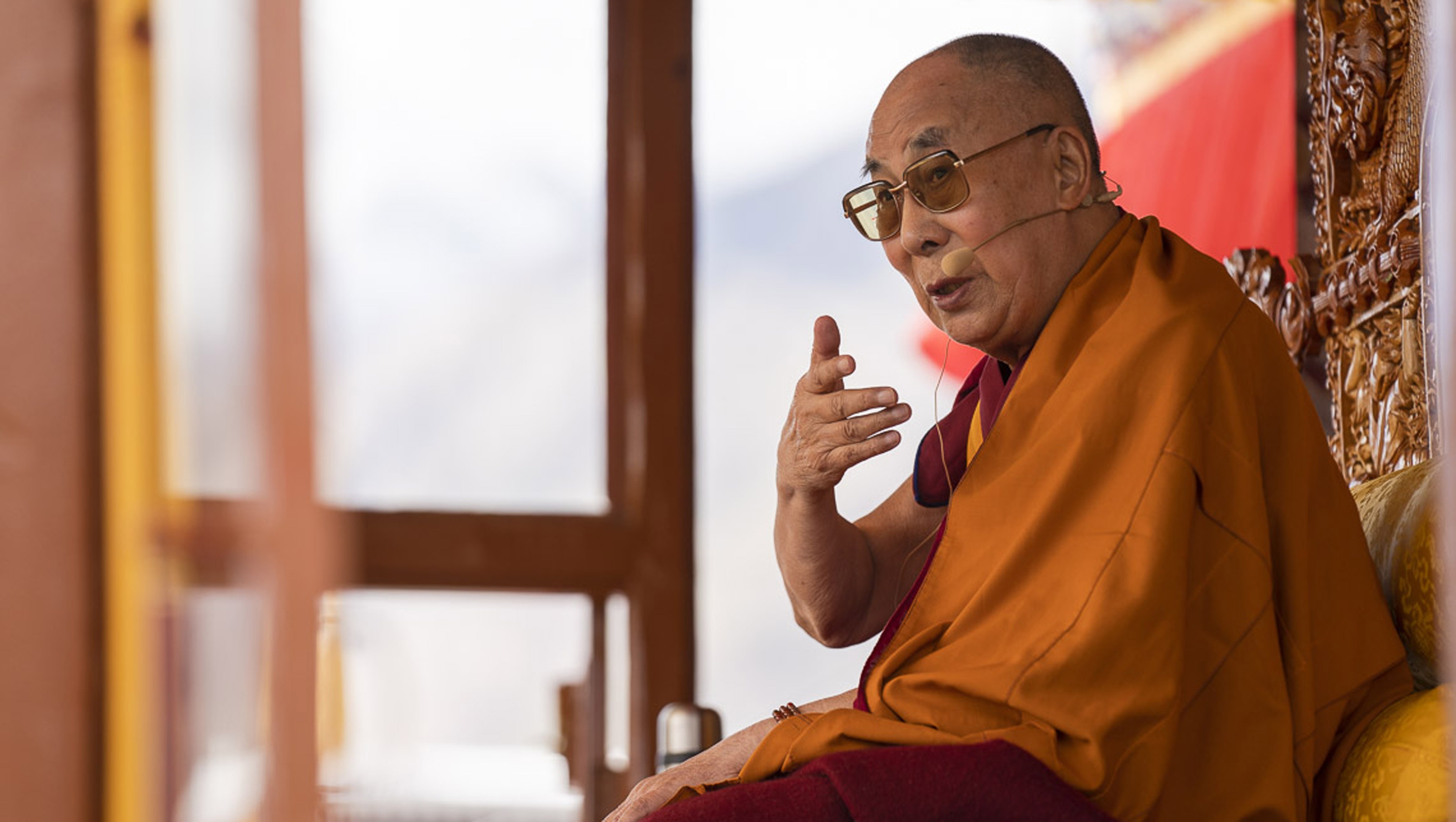  Su Santidad el Dalái Lama dirigiéndose a una multitud de más de 16.000 personas durante su enseñanza en Padum, Zanskar, J&K, India, el 22 de julio de 2018. Foto de Tenzin Choejor