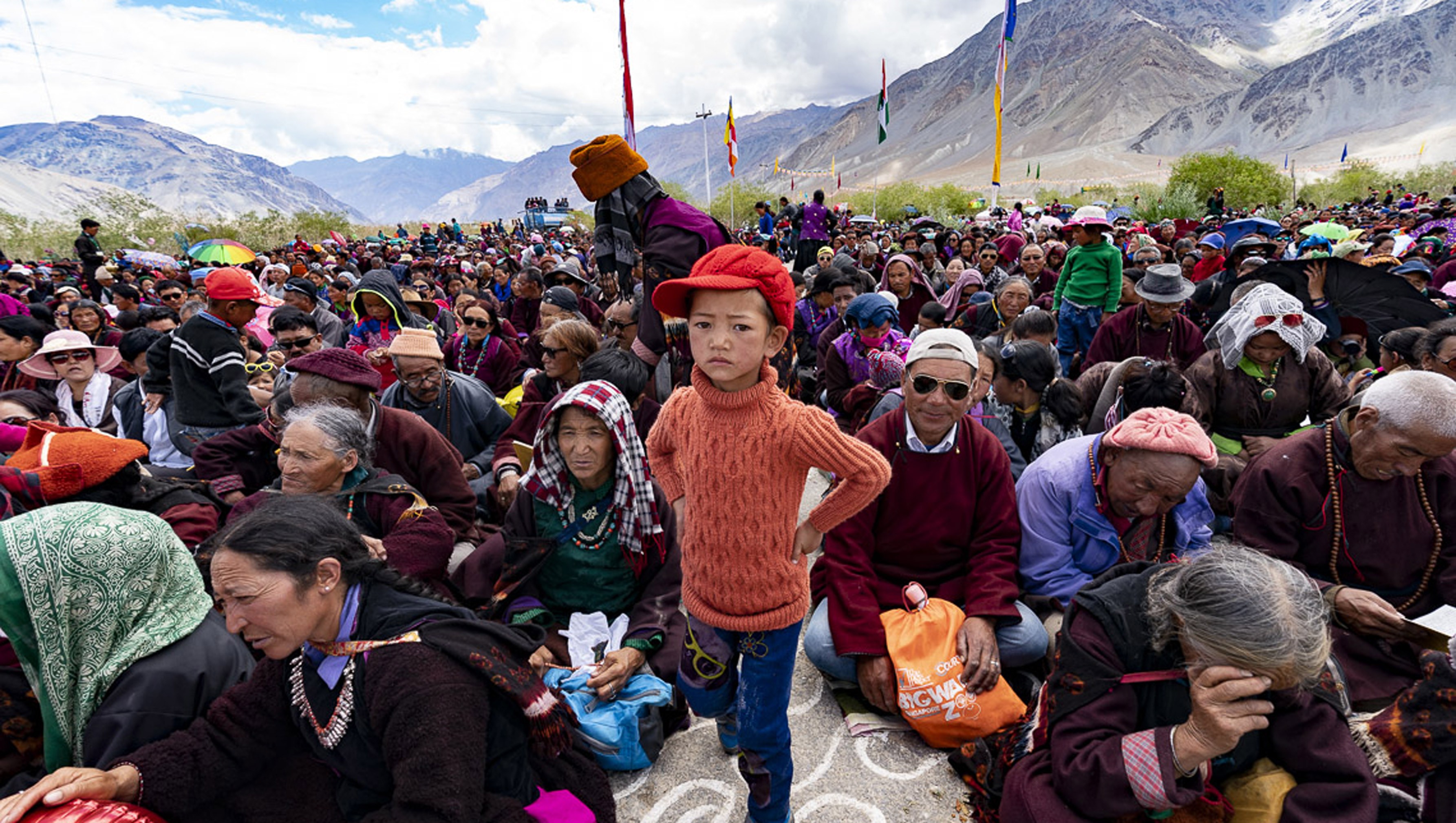 Una vista de algunas de las más de 16.000 personas que asistieron a la enseñanza de Su Santidad el Dalai Lama en Padum, Zanskar, J&K, India el 22 de julio de 2018. Foto de Tenzin Choejor
