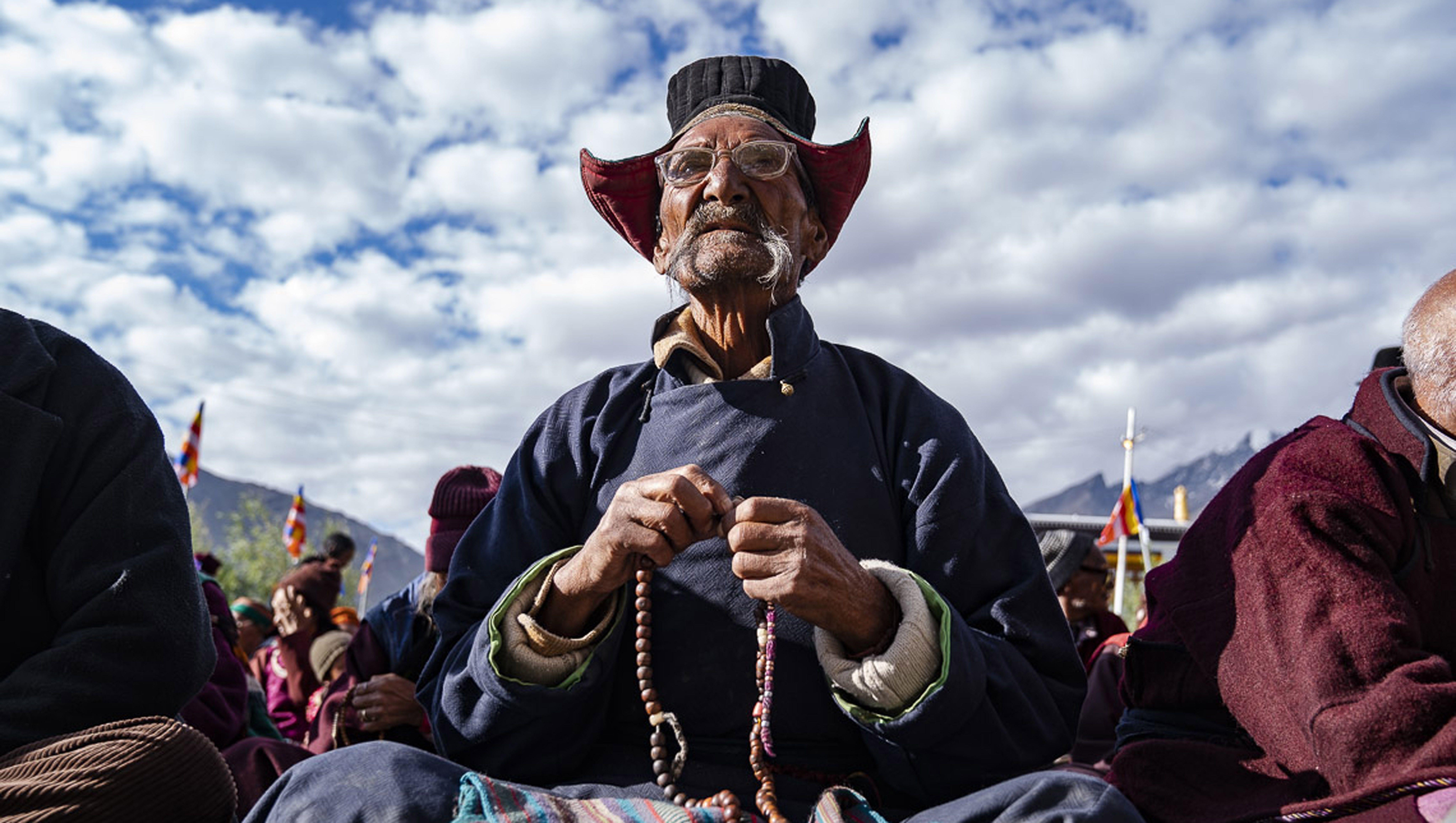 Un miembro de la audiencia escuchando las enseñanzas de Su Santidad el Dalái Lama en Padum, Zanskar, J&K, India, el 22 de julio de 2018. Foto de Tenzin Choejor