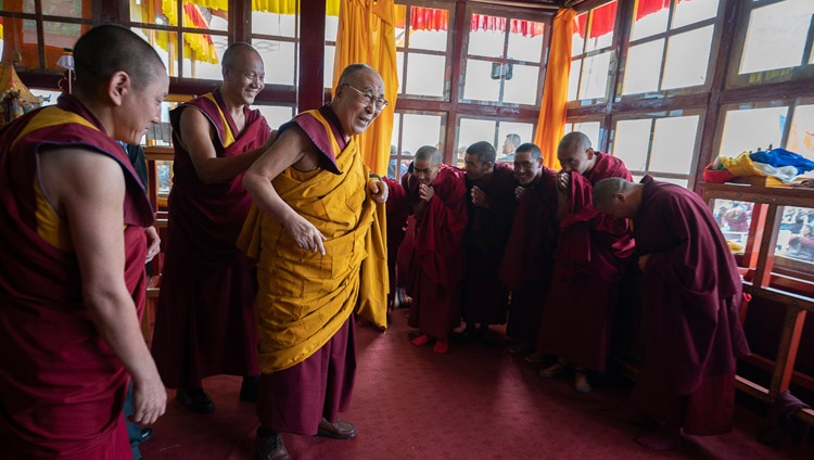 Su Santidad el Dalái Lama saluda a los monjes que cuidan el templo adyacente al campo de enseñanza en Padum, Zanskar, J&K, India, el 23 de julio de 2018. Foto de Tenzin Choejor