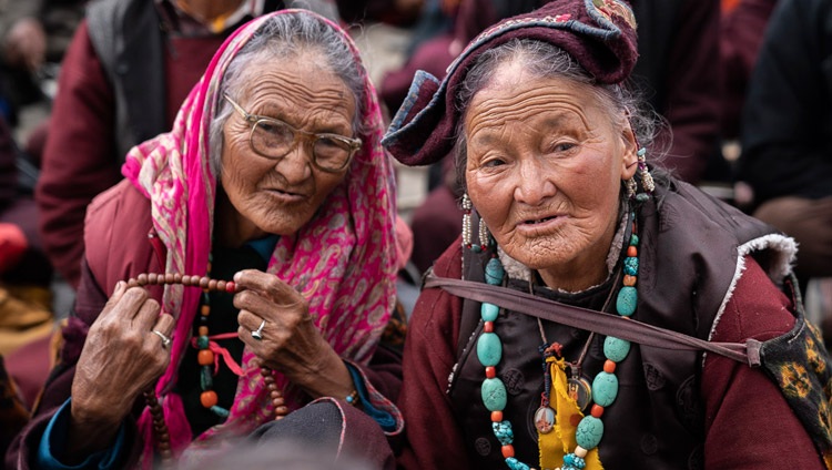 Mujeres ladakíes escuchando a Su Santidad el Dalái Lama en Padum, Zanskar, J&K, India el 23 de julio de 2018. Foto de Tenzin Choejor