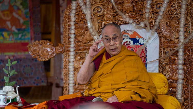 Su Santidad el Dalái Lama dirigiéndose a la reunión durante el Empoderamiento de Avalokiteshvara en Padum, Zanskar, J&K, India el 23 de julio de 2018. Foto de Tenzin Choejor