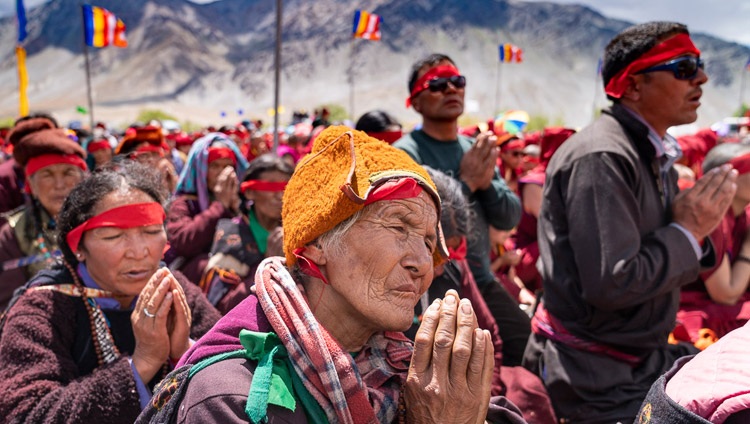  Miembros de la audiencia con vendas rituales sobre los ojos escuchando a Su Santidad el Dalái Lama durante el Empoderamiento de Avalokiteshvara en Padum, Zanskar, J&K, India el 23 de julio de 2018. Foto de Tenzin Choejor