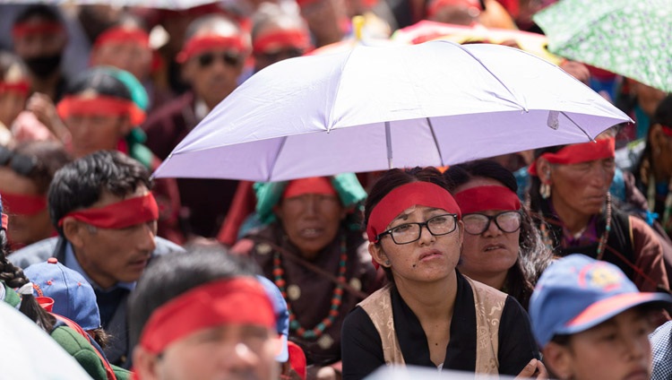 Algunos miembros de la audiencia usando paraguas para protegerse del Sol durante el empoderamiento de Avalokiteshvara dado por Su Santidad el Dalái Lama en Padum, Zanskar, J&K, India el 23 de julio de 2018. Foto de Tenzin Choejor