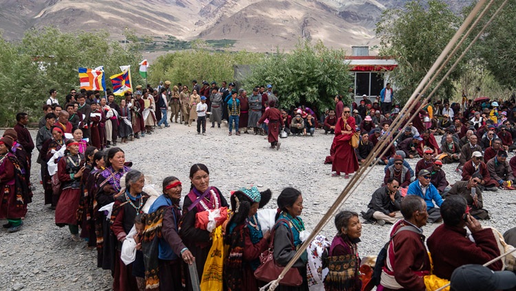  Residentes de Zanskar se alinearon con ofrendas durante la ceremonia de Ofrenda de Larga Vida para Su Santidad el Dalái Lama en Padum, Zanskar, J&K, India el 23 de julio de 2018. Foto de Tenzin Choejor