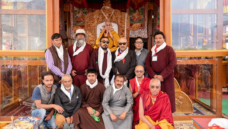 Representantes de las comunidades locales posando para una foto de grupo con Su Santidad el Dalái Lama en Padum, Zanskar, J&K, India el 23 de julio de 2018. Foto de Tenzin Choejor
