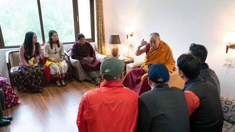 Su Santidad el Dalái Lama hablando con miembros de los medios de comunicación en su hotel de Kargil, Ladakh, J&K, India, el 26 de julio de 2018. Foto de Tenzin Choejor