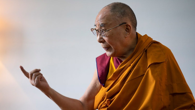 Su Santidad el Dalái Lama hablando con miembros de los medios de comunicación en su hotel de Kargil, Ladakh, J&K, India, el 26 de julio de 2018. Foto de Tenzin Choejor