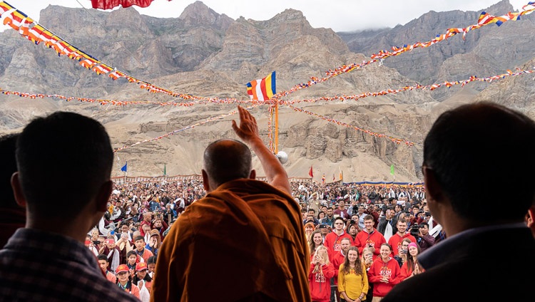 Su Santidad el Dalái Lama saludando a la multitud reunida a su llegada a la Escuela Pública Spring Dales en Mulbekh, Ladakh, J&K, India el 26 de julio de 2018. Foto de Tenzin Choejor