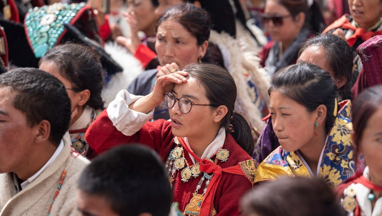 Miembros de la audiencia escuchando el discurso de Su Santidad el Dalái Lama en la Escuela Pública Spring Dales en Mulbekh, Ladakh, J&K, India el 26 de julio de 2018. Foto de Tenzin Choejor