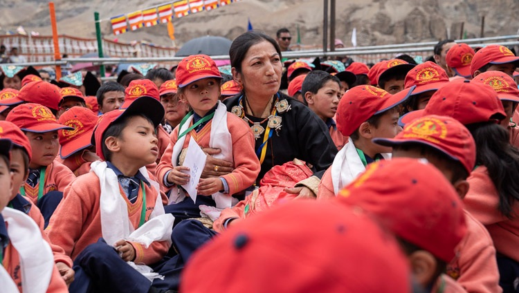 Jóvenes estudiantes se reunieron para asistir a la charla de Su Santidad el Dalái Lama en la Escuela Pública Spring Dales de Mulbekh, Ladakh, J&K, India, el 26 de julio de 2018. Foto de Tenzin Choejor