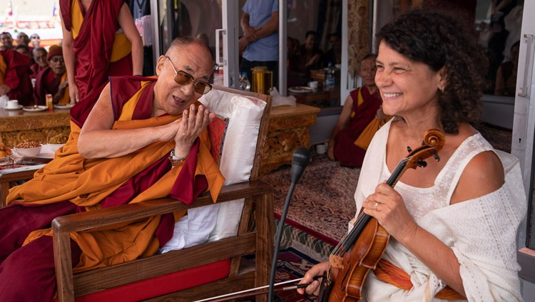 Su Santidad el Dalái Lama agradece a la música checa Iva Bittova por su actuación en la conclusión de su conferencia en la Escuela Pública Spring Dales en Mulbekh, Ladakh, J&K, India, el 26 de julio de 2018. Foto de Tenzin Choejor