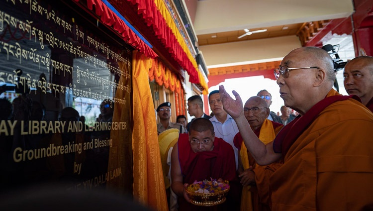 Su Santidad el Dalái Lama inaugurando la primera piedra de la Biblioteca y Centro de Aprendizaje en el Monasterio de Thiksey en Leh, Ladakh, J&K, India el 29 de julio de 2018. Foto de Tenzin Choejor
