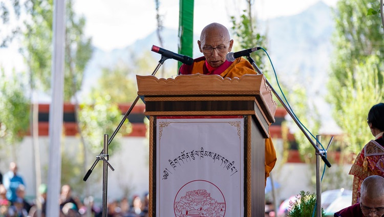 Thiksey Rinpoche hablando en la ceremonia de colocación de la primera piedra de la Biblioteca y Centro de Aprendizaje en el Monasterio de Thiksey en Leh, Ladakh, J&K, India el 29 de julio de 2018. Foto de Tenzin Choejor