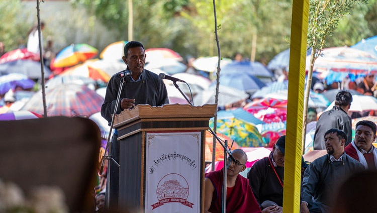 MLA, Rigzin Jora hablando en la ceremonia de colocación de la primera piedra de la Biblioteca y Centro de Aprendizaje en el Monasterio Thiksey en Leh, Ladakh, J&K, India el 29 de julio de 2018. Foto de Tenzin Choejor