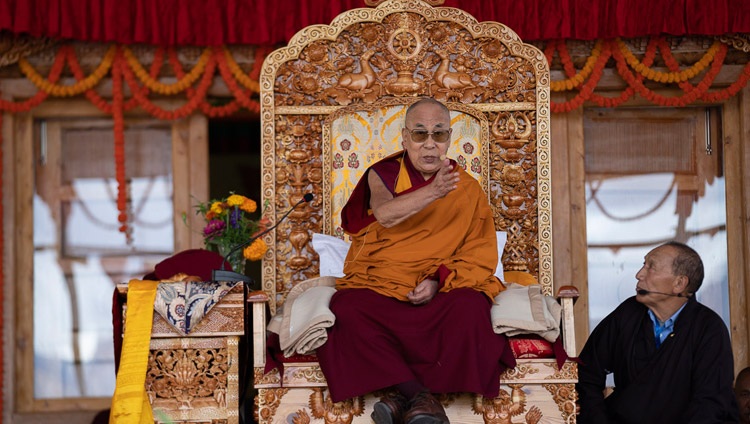 Su Santidad el Dalai Lama dirigiéndose a la multitud durante la ceremonia de colocación de la primera piedra de la Biblioteca y el Centro de Aprendizaje en el Monasterio de Thiksey en Leh, Ladakh, J&K, India el 29 de julio de 2018. Foto de Tenzin Choejor