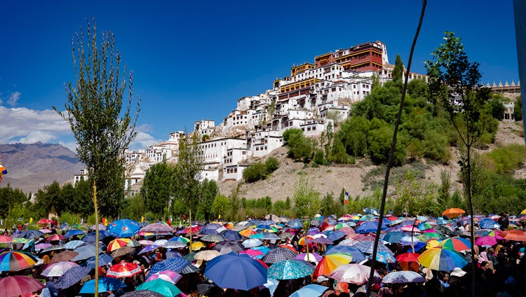 Una vista del Monasterio de Thiksey en la colina, ya que muchas de las 2.500 personas que asisten a la ceremonia de colocación de la primera piedra de la Biblioteca y el Centro de Aprendizaje utilizan sombrillas para protegerse del Sol en Leh, Ladakh, J&K, India, el 29 de julio de 2018. Foto de Tenzin Choejor