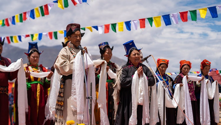 Artistas ladakíes interpretando canciones antes del almuerzo organizado por LAHDC en Sindhu Ghat en Leh, Ladakh, J&K, India el 29 de julio de 2018. Foto de Tenzin Choejor