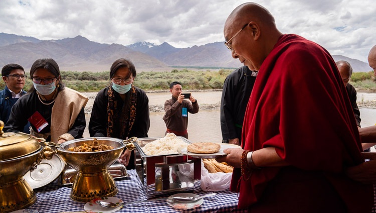 Su Santidad el Dalái Lama sirviéndose durante el almuerzo organizado por LAHDC en Sindhu Ghat en Leh, Ladakh, J&K, India el 29 de julio de 2018. Foto de Tenzin Choejor