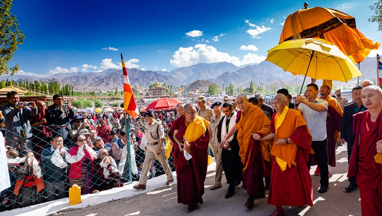 Su Santidad el Dalái Lama caminando desde su residencia hasta el campo de enseñanza de Shewatsel el primer día de sus dos días de enseñanza en Leh, Ladakh, J&K, India el 30 de julio de 2018. Foto de Tenzin Choejor
