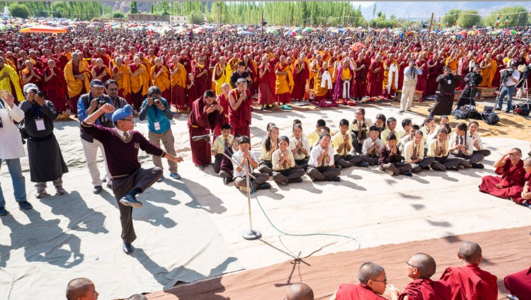 Alumnos de la Escuela Pública de Ladakh haciendo una demostración de debate filosófico mientras Su Santidad el Dalái Lama llega al Centro de Enseñanza de Shewatsel el primer día de sus dos días de enseñanza en Leh, Ladakh, J&K, India, el 30 de julio de 2018. Foto de Tenzin Choejor