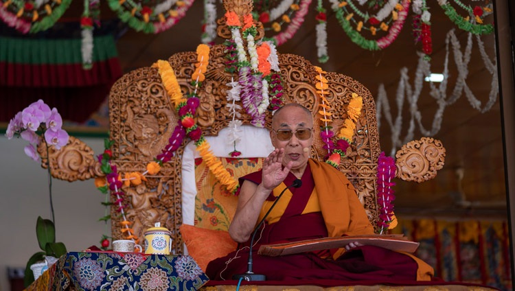 Su Santidad el Dalái Lama dirigiéndose a una multitud de más de 20.000 personas el primer día de sus dos días de enseñanza en Leh, Ladakh, J&K, India, el 30 de julio de 2018. Foto de Tenzin Choejor