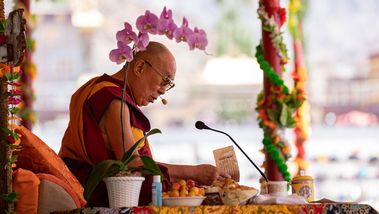 Su Santidad el Dalái Lama leyendo «La Guía de la Forma de Vida del Bodisatva» de Shantideva el primer día de sus dos días de enseñanza en Leh, Ladakh, J&K, India el 30 de julio de 2018. Foto de Tenzin Choejor