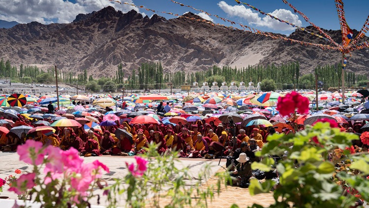 Muchos de los más de 20.000 asistentes a las enseñanzas de Su Santidad el Dalái Lama se protegen del sol en el Centro de Enseñanza de Shewatsel en Leh, Ladakh, J&K, India, el 30 de julio de 2018. Foto de Tenzin Choejor