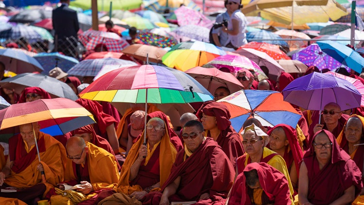 Miembros de la comunidad monástica escuchando las enseñanzas de Su Santidad el Dalái Lama en el Centro de Enseñanza de Shewatsel en Leh, Ladakh, J&K, India, el 30 de julio de 2018. Foto de Tenzin Choejor