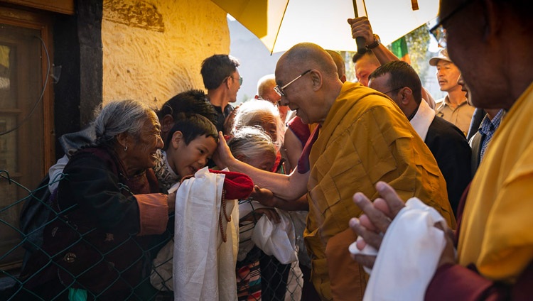 Su Santidad el Dalai Lama saluda a unos simpatizantes mientras camina desde su residencia hasta el campo de enseñanza de Shiwatsel en Leh, Ladakh, J&K, India, el 31 de julio de 2018. Foto de Tenzin Choejor