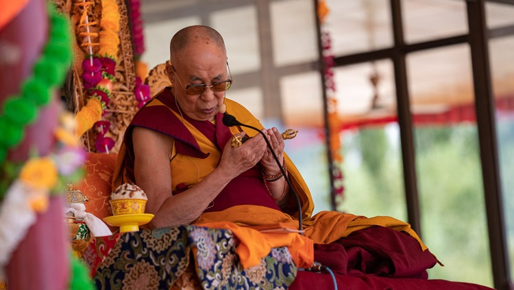 Su Santidad el Dalái Lama realizando rituales preparatorios para un Empoderamiento de Longevidad de Tara Blanca en el último día de sus enseñanzas en Leh, Ladakh, J&K, India el 31 de julio de 2018. Foto de Tenzin Choejor