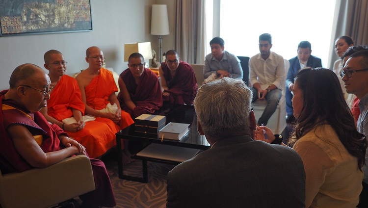 Su Santidad el Dalái Lama se reunió con miembros de un Programa de Intercambio tailandés tibetano en Nueva Delhi, India, el 5 de agosto de 2018. Foto de Jeremy Russell
