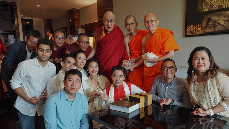 Su Santidad el Dalái Lama con miembros de un Programa de Intercambio tailandés tibetano después de su reunión en Nueva Delhi, India, el 5 de agosto de 2018. Foto de Jeremy Russell