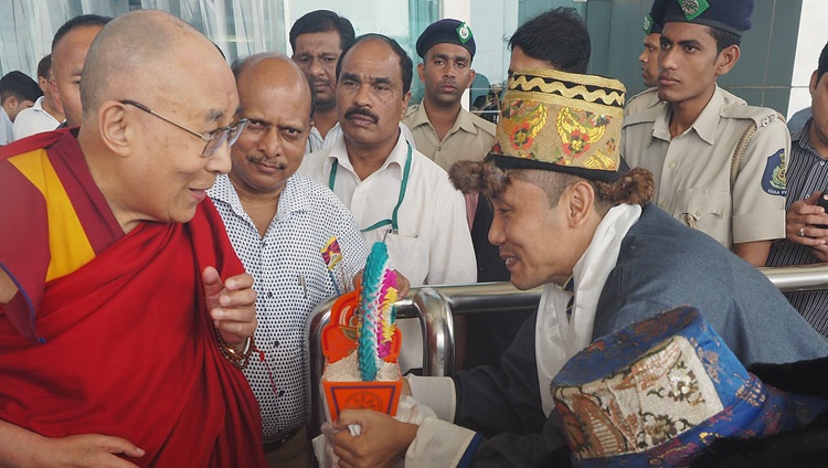 Su Santidad el Dalái Lama recibe una tradicional bienvenida a su llegada al aeropuerto de Dabolim, Goa, India, el 7 de agosto de 2018. Foto de Jeremy Russell